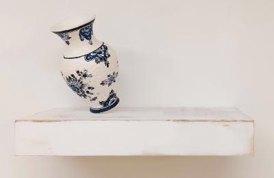 Vase in Balance, 2020, Holz, Farbe