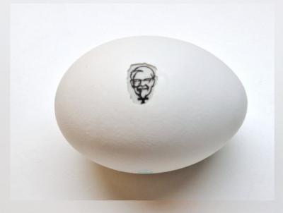 New Proteins (Strange but all Ours), KFC, 2025, Eierschale, gefundene Verpackung, Mischtechnik
