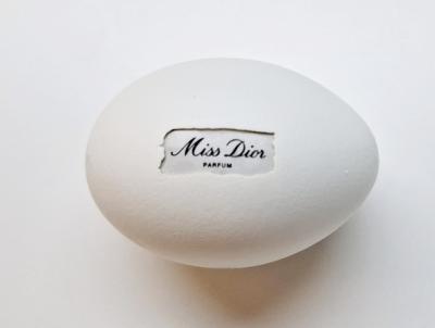 New Proteins (Strange but all Ours), Miss Dior, 2025, Eierschale, gefundene Verpackung, Mischtechnik