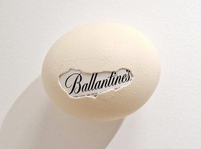 Ostrich egg, Ballantines, 2025, Straußeneierschale, gefundene Verpackung, Mischtechnik