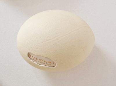 Ostrich egg, Bvlgari, 2025, Straußeneierschale, gefundene Verpackung, Mischtechnik