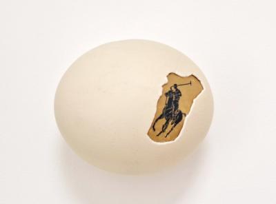 Ostrich egg, Polo, 2025, Straußeneierschale, gefundene Verpackung, Mischtechnik