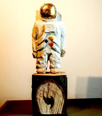 seventies-log-WS-09, 2026, Ahorn / Gold, 17 x 17 x 54 / Figur 36 cm, 7,8 kg