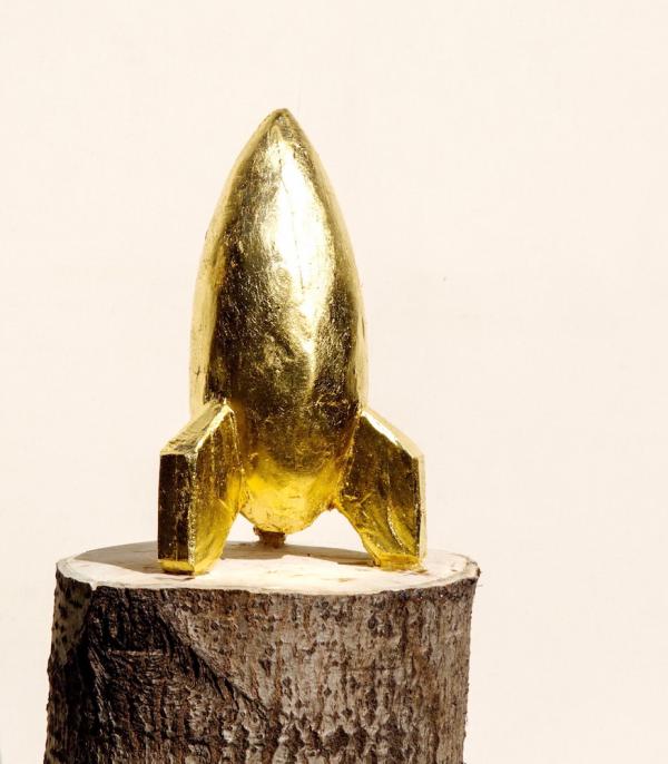 Albrecht Klink, Rocket, 2020, Pappel, Gold, Figur und Stamm sind aus einem Stück, 120 cm, 29 x 29 cm