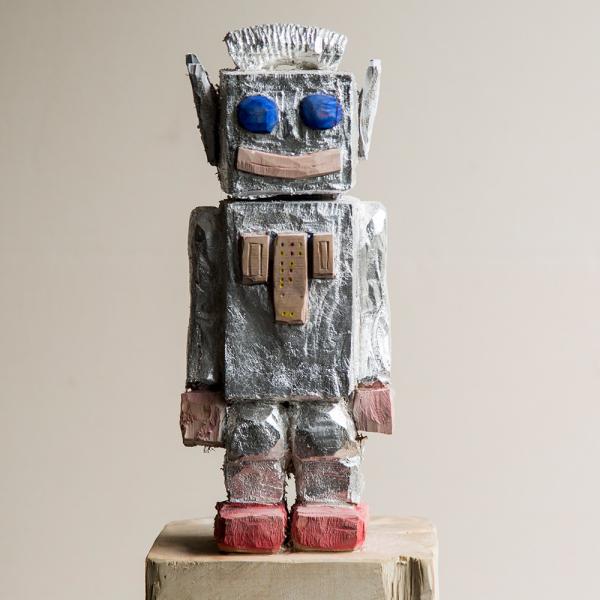 Albrecht Klink, I Robot, 2020,  Ahorn, Silber, Pigmente, H 148 cm (Figur 37 cm) x 20 x 20 cm