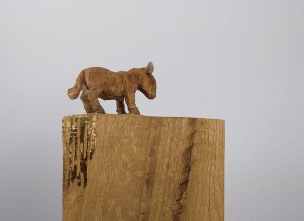 Sagt jetzt nicht Bricklebrit! Der Esel hat Durchfall, 2021, Eiche, Gold, 32 cm hoch