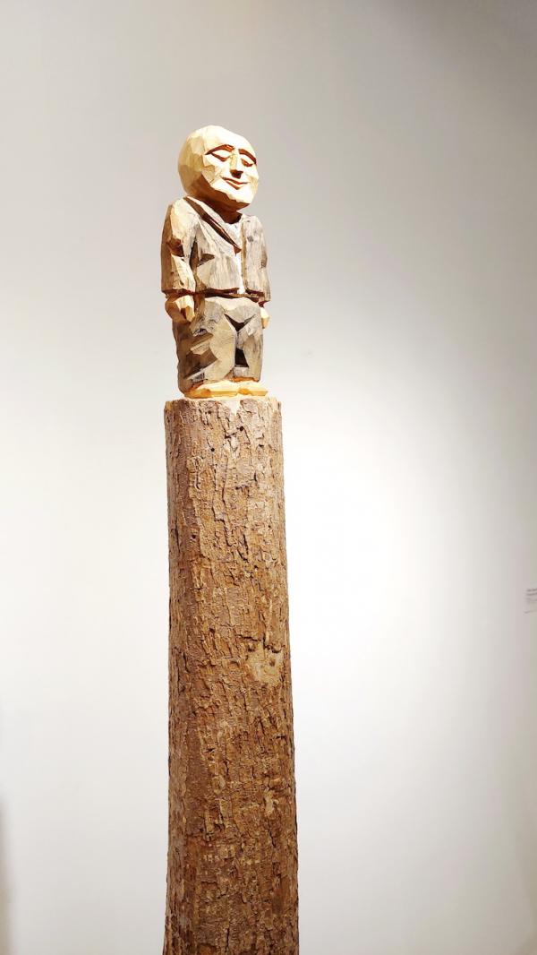 Franky, 2021, Holz/Farbe/Silber, Figur 22 cm, 91 x 18 x 16 cm
