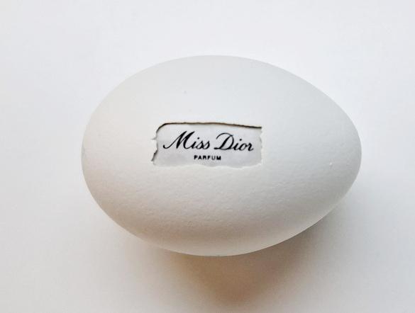 New Proteins (Strange but all Ours), Miss Dior, 2025, Eierschale, gefundene Verpackung, Mischtechnik