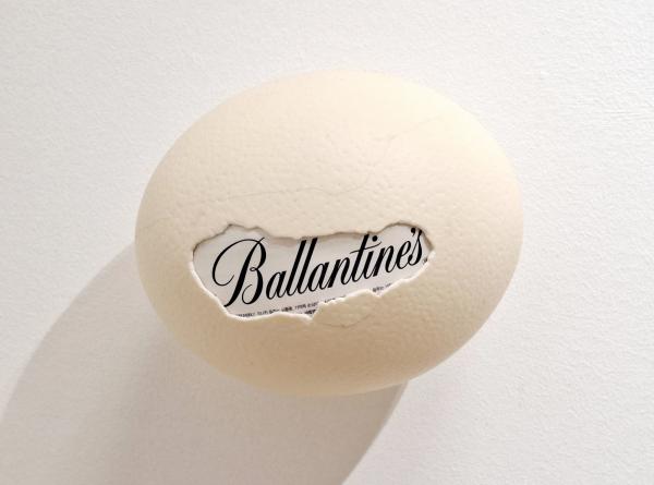 Ostrich egg, Ballantines, 2025, Straußeneierschale, gefundene Verpackung, Mischtechnik