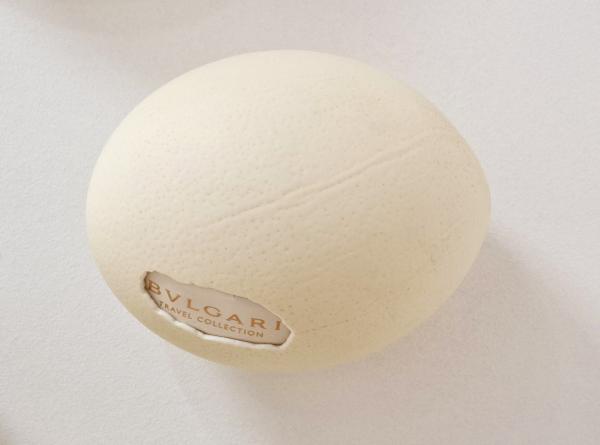 Ostrich egg, Bvlgari, 2025, Straußeneierschale, gefundene Verpackung, Mischtechnik