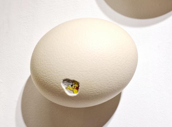 Ostrich egg, Haribo, 2025, Straußeneierschale, gefundene Verpackung, Mischtechnik