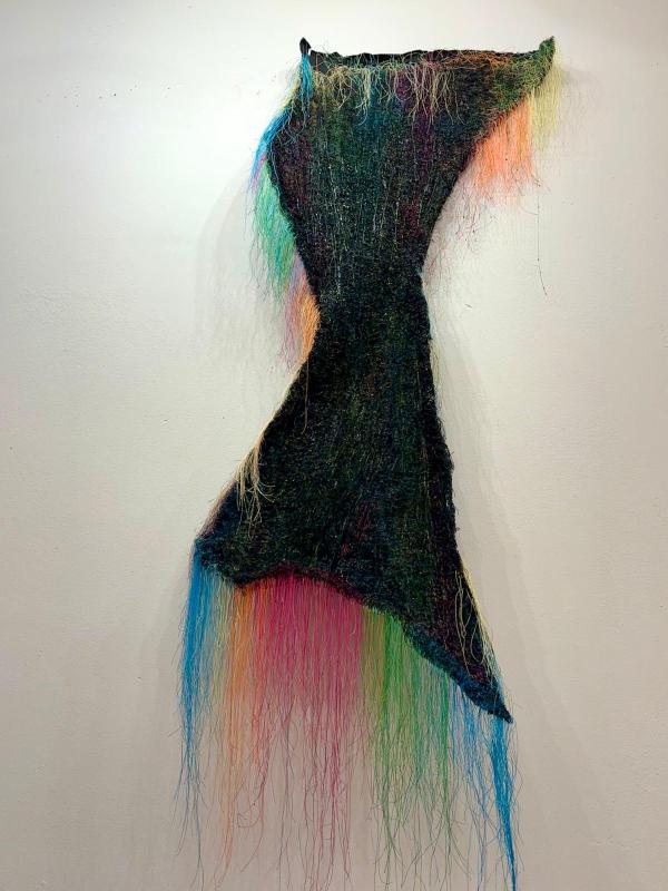 The Female Appearance, 2025, Angelschnur 2.000 m, Seide, Farbe, Leinwand, 140 x 72 x 5 cm